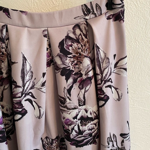 Boohoo Pleated Skirt - Picture 2 of 3